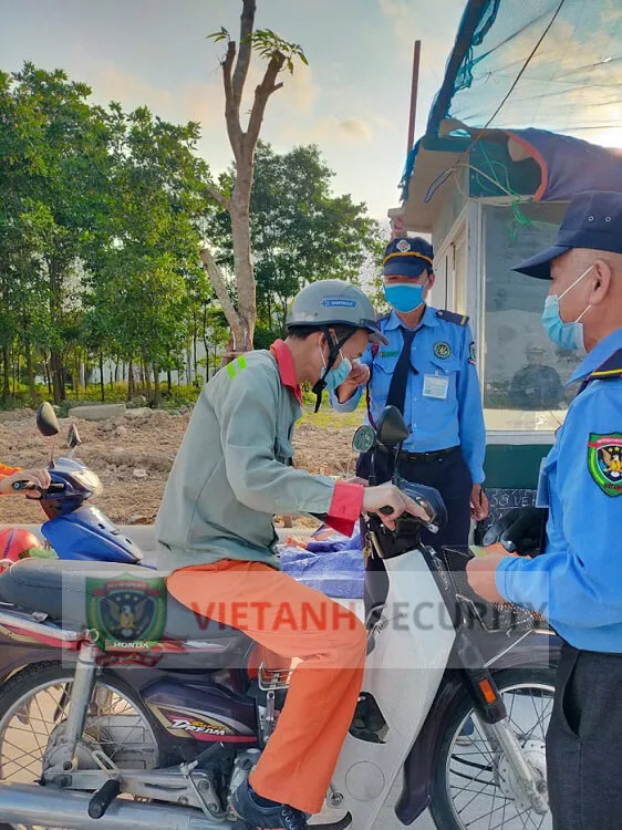 Tất cả nhân viên được đo nhiệt độ trước khi vào khu nghỉ dưỡng Tất cả nhân viên được đo nhiệt độ trước khi vào khu nghỉ dưỡng