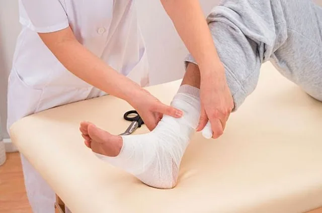 Băng bó khi bị trật khớp chân băng bó vết thương ở chân