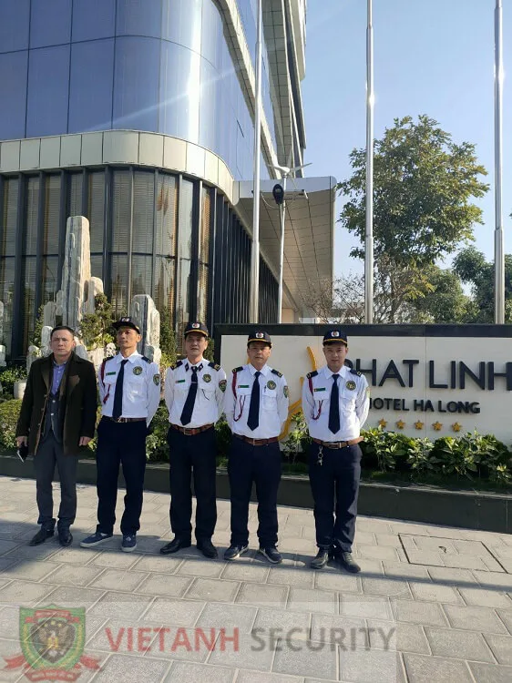 Nhân viên bảo vệ đảm nhiệm nhiệm vụ tại Khách sạn Phát Linh