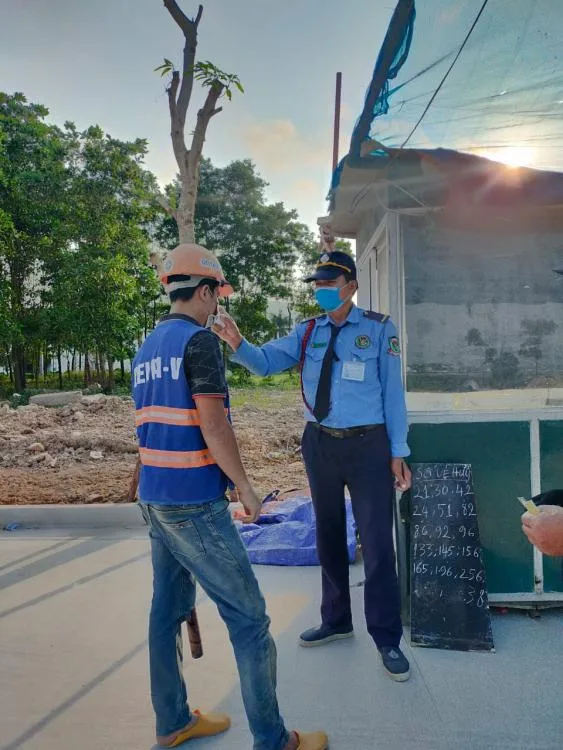 đo thân nhiệt người ra vào