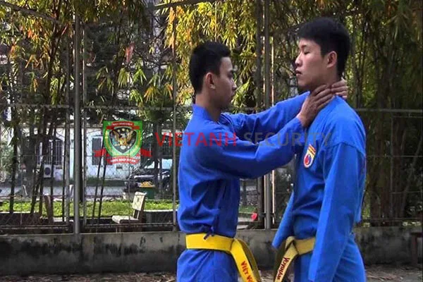 Bóp cổ trước lối 1