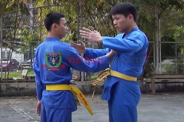 Bóp cổ trước lối 2