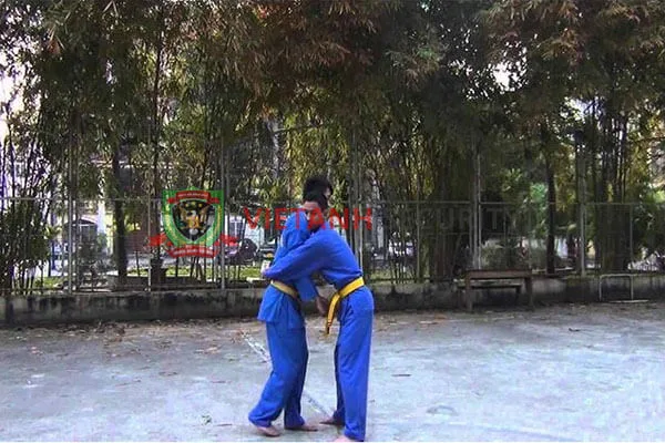 Ôm trước cả tay