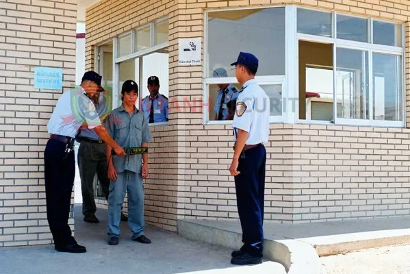 Nhân viên bảo vệ giám sát kỹ càng những công nhân, nhân viên ra vào cổng Hợp đồng dịch vụ bảo vệ công ty