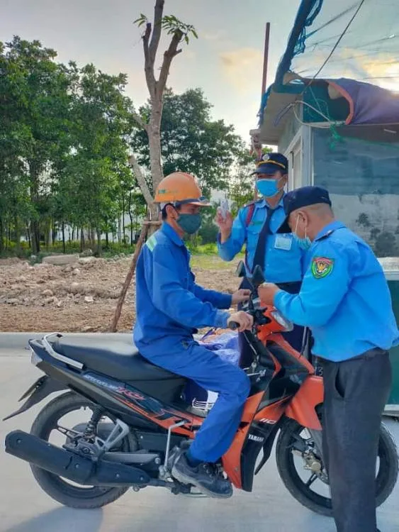 kiểm tra người ra vào
