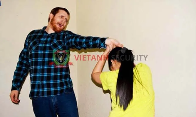 Kỹ năng tự vệ khi bị nắm tóc từ phía trước