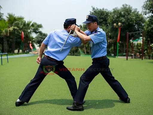 Diễn tập khống chế đối tượng có vũ khí
