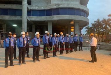 nhân viên bảo vệ 