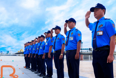 Bảo vệ đang tập chào