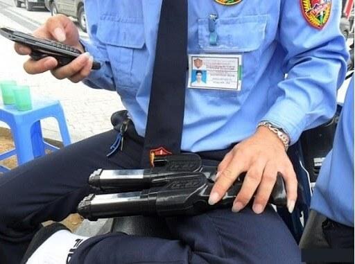 Nhân viên bảo vệ sử dụng súng điện tự vệ