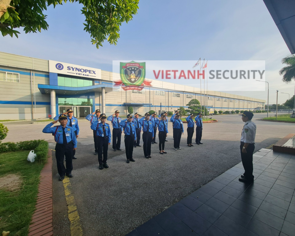 Bảo vệ Việt Anh thực hiện nhiệm vụ tại Công ty Synopex