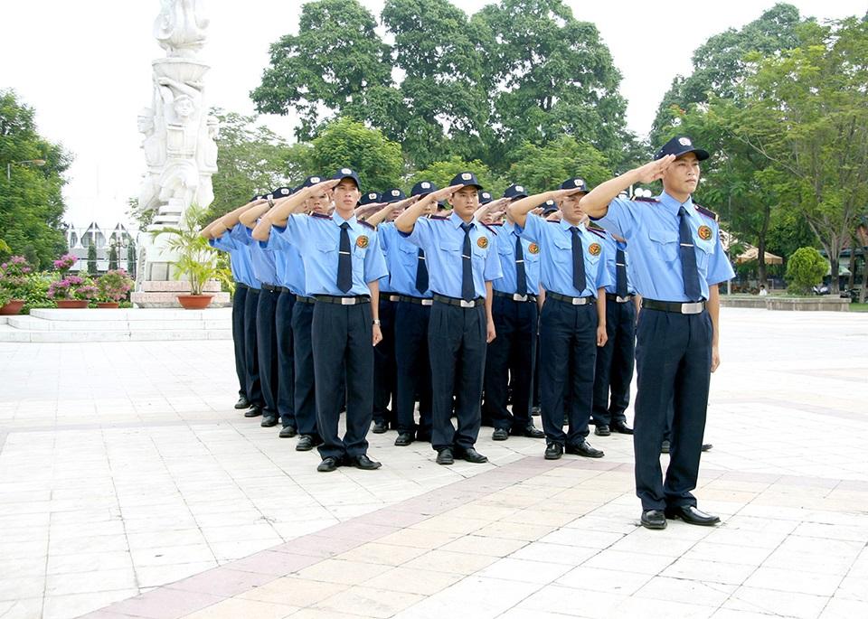Đội ngũ bảo vệ Việt Anh làm nhiệm vụ