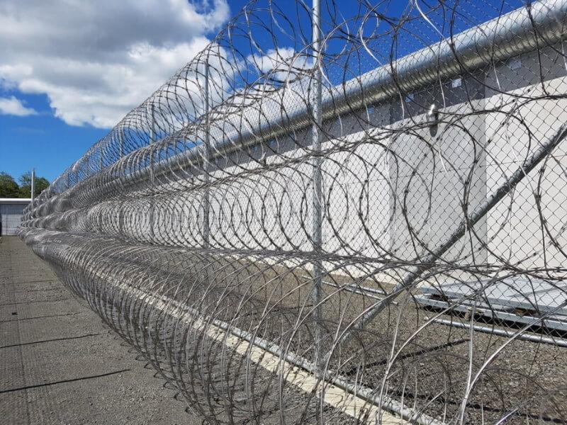 hàng rào thép gai 1