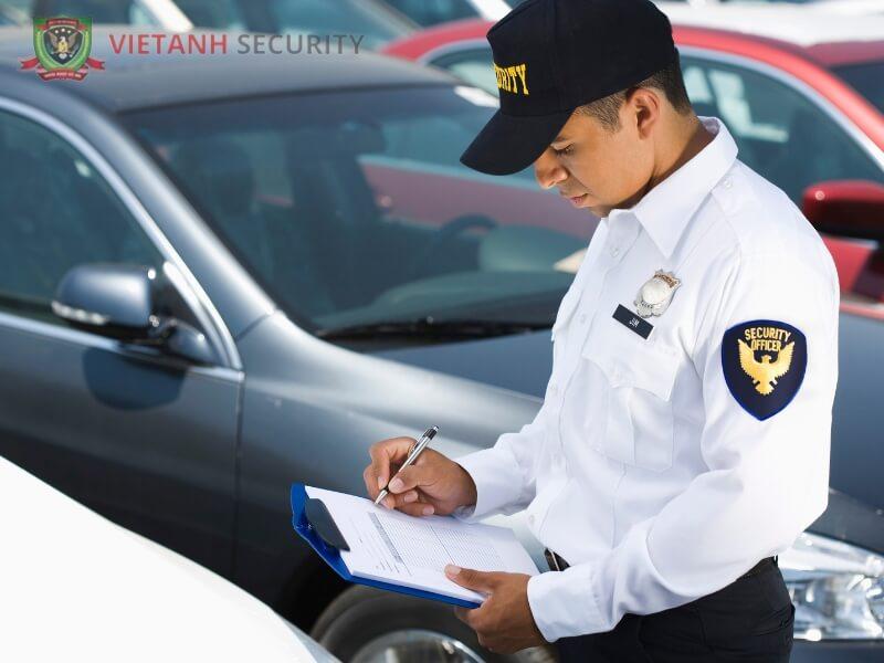 Sử dụng dịch vụ bảo vệ giữ xe chống trộm gương xe ô tô
